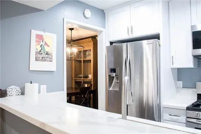 Salón; suelo de madera, luz natural, estilo moderno, techos altos