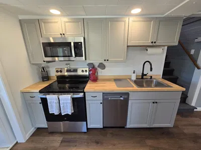 Cocina; electrodomésticos, suelo de madera, luz natural, estilo moderno, renovado