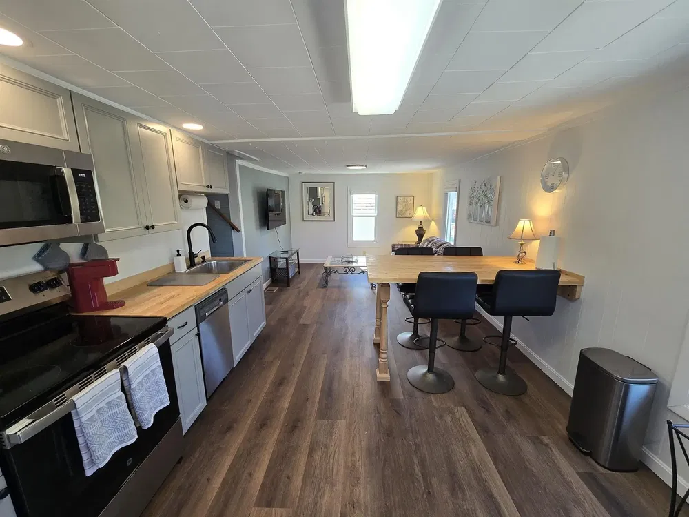 Salón; suelo de madera, luz natural, estilo moderno, techos altos