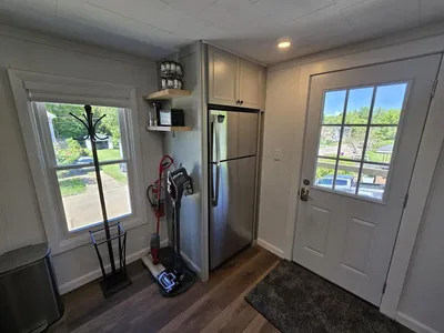 Cocina; electrodomésticos, suelo de madera, luz natural, estilo moderno, renovado