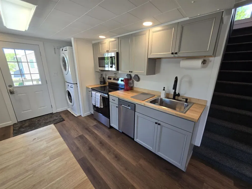 Salón; suelo de madera, luz natural, estilo moderno, techos altos