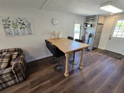 Salón; suelo de madera, luz natural, estilo moderno, techos altos