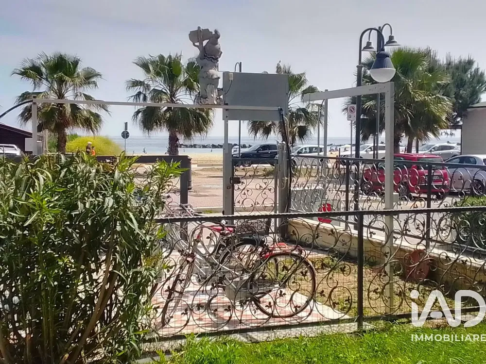 Wohnzimmer; holzboden, tageslicht, moderner stil, hohe decken