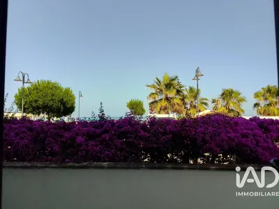 Wohnzimmer; holzboden, tageslicht, moderner stil, hohe decken