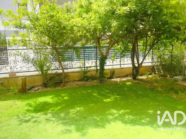 Soggiorno; pavimento in legno, luce naturale, stile moderno, soffitti alti