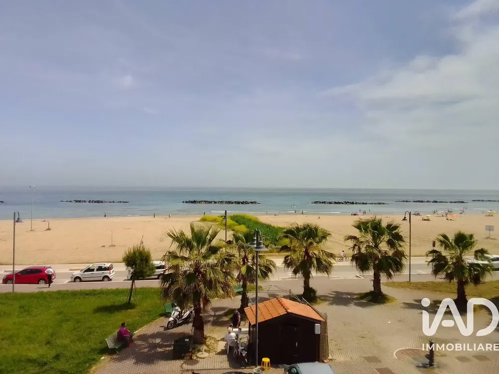 Wohnzimmer; holzboden, tageslicht, moderner stil, hohe decken