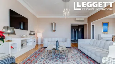 Salon; parquet, lumière naturelle, style moderne, hauteur sous plafond