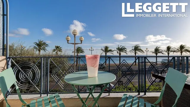 Living room; wood floor, natural light, modern style, high ceiling