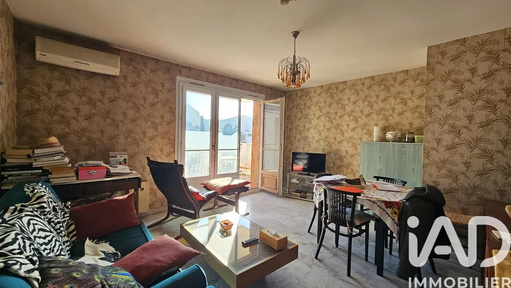 Salon; parquet, lumière naturelle, style moderne, hauteur sous plafond