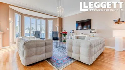 Salon; parquet, lumière naturelle, style moderne, hauteur sous plafond