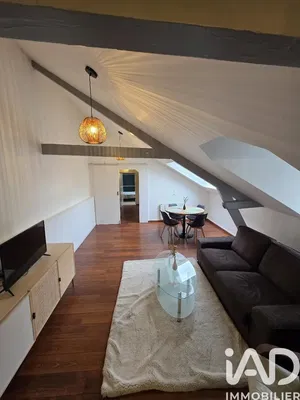 Σαλόνι; ξύλινο πάτωμα, φυσικό φως, μοντέρνο στυλ, ψηλά ταβάνια