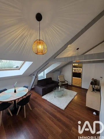 Living room; wood floor, natural light, modern style, high ceiling