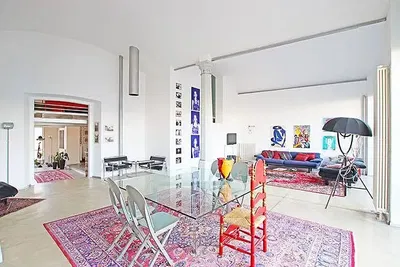 Дневна соба; дрвени под, природно светло, модерни стил, високи плафони