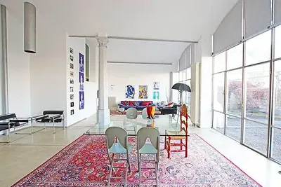 Дневна соба; дрвени под, природно светло, модерни стил, високи плафони