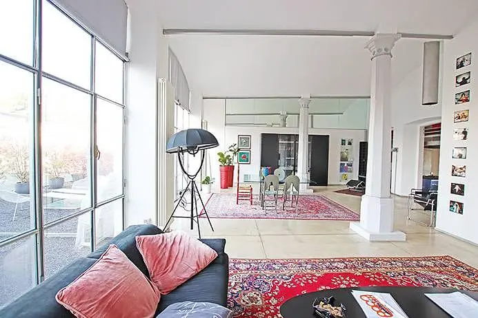 Кухиња; кухињски апарати, дрвени под, природно светло, модерни стил, реновиран