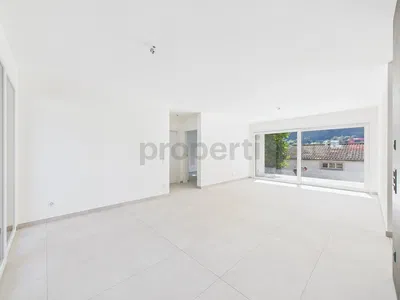 Σαλόνι; ξύλινο πάτωμα, φυσικό φως, μοντέρνο στυλ, ψηλά ταβάνια