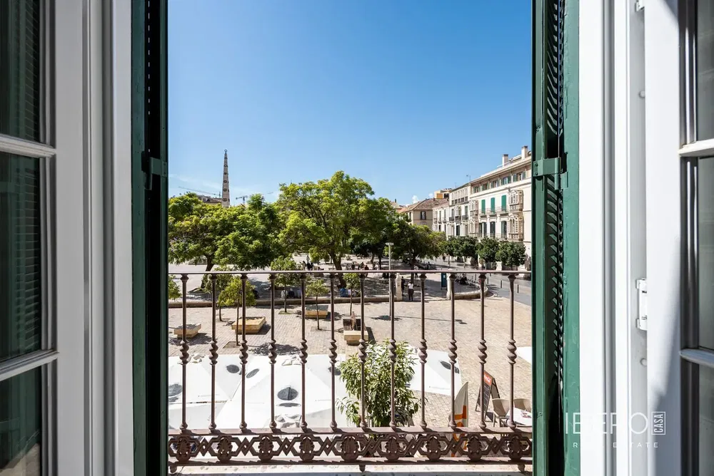 Wohnzimmer; holzboden, tageslicht, moderner stil, hohe decken