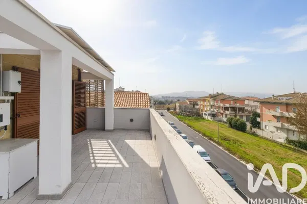 Σαλόνι; ξύλινο πάτωμα, φυσικό φως, μοντέρνο στυλ, ψηλά ταβάνια