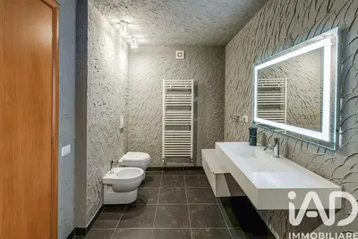 Wohnzimmer; holzboden, tageslicht, moderner stil, hohe decken