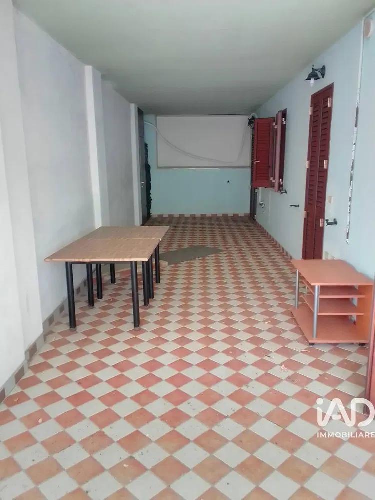 Wohnzimmer; holzboden, tageslicht, moderner stil, hohe decken