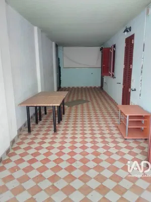 Wohnzimmer; holzboden, tageslicht, moderner stil, hohe decken