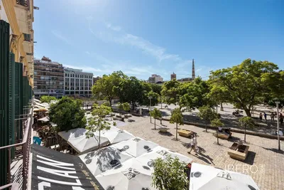 Wohnzimmer; holzboden, tageslicht, moderner stil, hohe decken