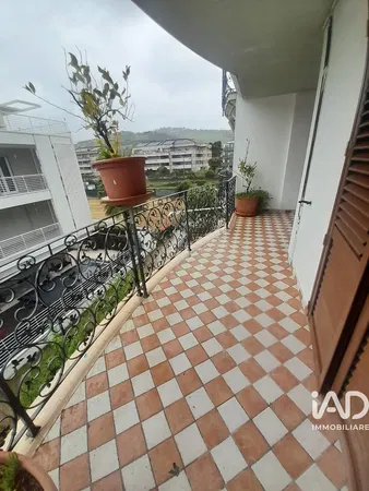 Κουζίνα; συσκευές κουζίνας, ξύλινο πάτωμα, φυσικό φως, μοντέρνο στυλ, ανακαινισμένο