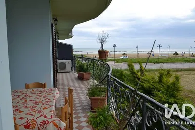 Wohnzimmer; holzboden, tageslicht, moderner stil, hohe decken