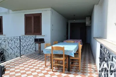 Wohnzimmer; holzboden, tageslicht, moderner stil, hohe decken