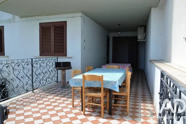 Σαλόνι; ξύλινο πάτωμα, φυσικό φως, μοντέρνο στυλ, ψηλά ταβάνια