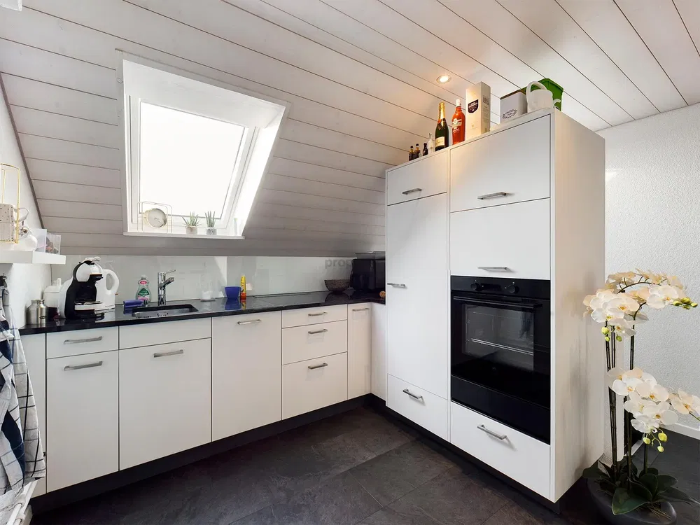 Wohnzimmer; holzboden, tageslicht, moderner stil, hohe decken