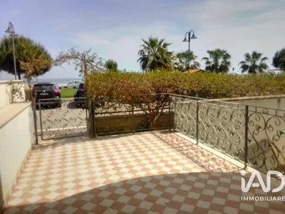 Wohnzimmer; holzboden, tageslicht, moderner stil, hohe decken