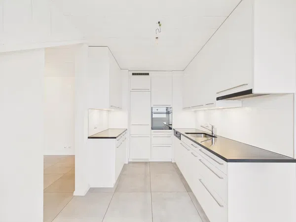 Σαλόνι; ξύλινο πάτωμα, φυσικό φως, μοντέρνο στυλ, ψηλά ταβάνια