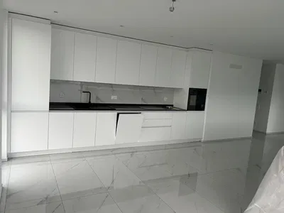 Σαλόνι; ξύλινο πάτωμα, φυσικό φως, μοντέρνο στυλ, ψηλά ταβάνια