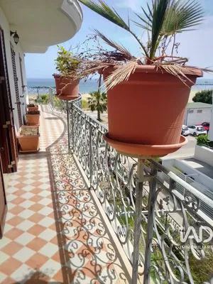 Wohnzimmer; holzboden, tageslicht, moderner stil, hohe decken