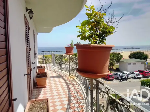 Σαλόνι; ξύλινο πάτωμα, φυσικό φως, μοντέρνο στυλ, ψηλά ταβάνια