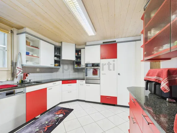 Σαλόνι; ξύλινο πάτωμα, φυσικό φως, μοντέρνο στυλ, ψηλά ταβάνια