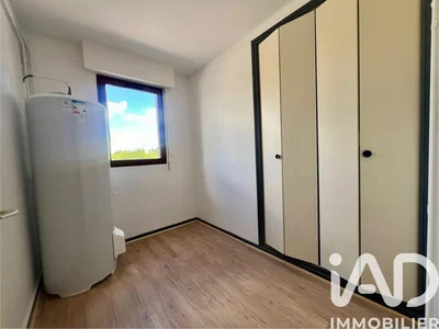 Salon; parquet, lumière naturelle, style moderne, hauteur sous plafond