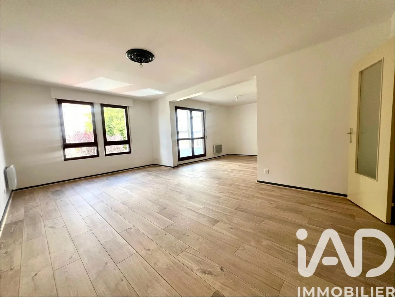 Cuisine; électroménager, parquet, lumière naturelle, style moderne, rénové
