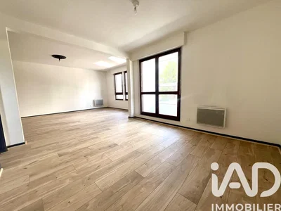 Salon; parquet, lumière naturelle, style moderne, hauteur sous plafond