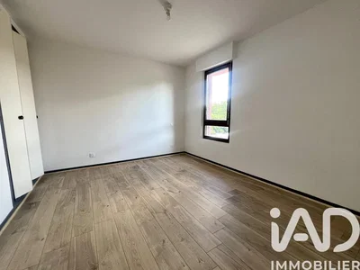 Cuisine; électroménager, parquet, lumière naturelle, style moderne, rénové
