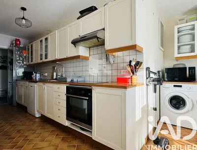 Дневна соба; дрвени под, природно светло, модерни стил, високи плафони