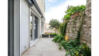 Wohnzimmer; holzboden, tageslicht, moderner stil, hohe decken