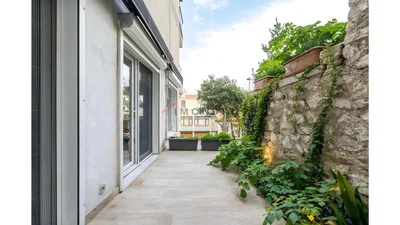 Хол; дървен под, естествена светлина, модерен стил, високи тавани