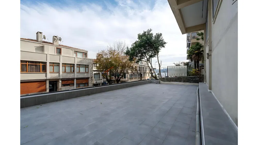 Oturma odası; ahşap zemin, doğal ışık, modern stil, yüksek tavan