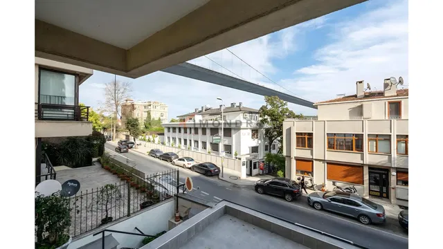 Oturma odası; ahşap zemin, doğal ışık, modern stil, yüksek tavan