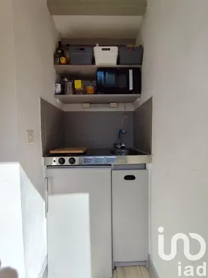 Κουζίνα; συσκευές κουζίνας, ξύλινο πάτωμα, φυσικό φως, μοντέρνο στυλ, ανακαινισμένο