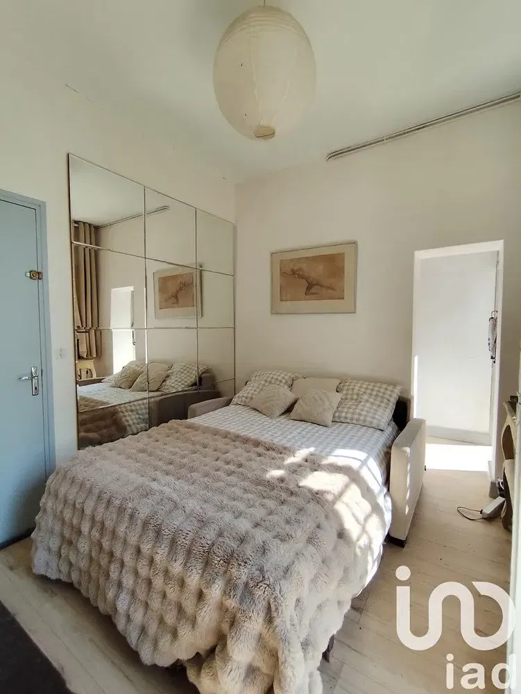 Σαλόνι; ξύλινο πάτωμα, φυσικό φως, μοντέρνο στυλ, ψηλά ταβάνια