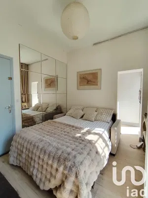 Σαλόνι; ξύλινο πάτωμα, φυσικό φως, μοντέρνο στυλ, ψηλά ταβάνια