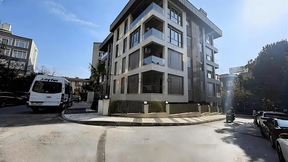 Living room; wood floor, natural light, modern style, high ceiling